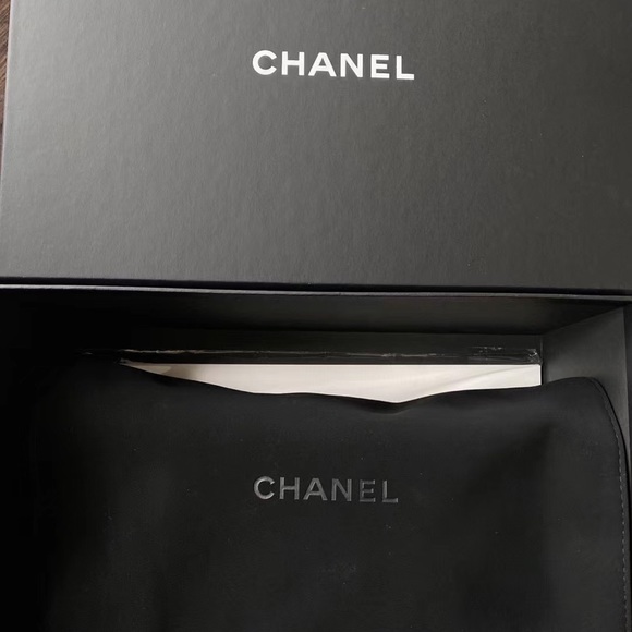 CHANEL 2020 White  Round Crossbody Bag With Chain - Picture 5 of 5